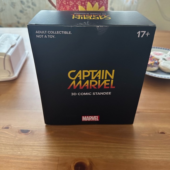 New in box captain marvel 3d standee - Picture 2 of 4